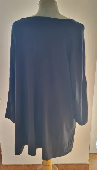 Maglia nera maniche lunghe con scollo rotondo