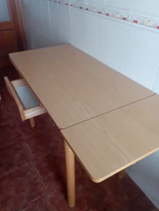Mesa de cocina con 2 sillas y 2 taburetes