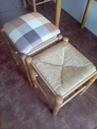 Mesa de cocina con 2 sillas y 2 taburetes