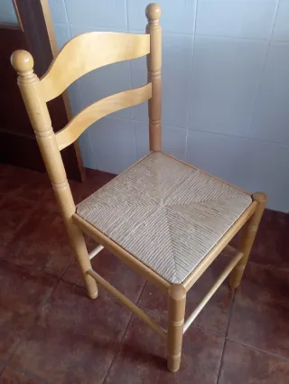 Mesa de cocina con 2 sillas y 2 taburetes