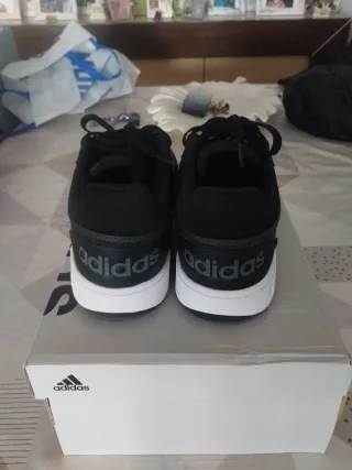 Zapatillas Adidas Negras y Blancas