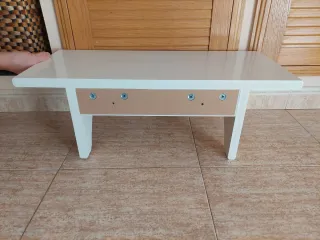 Estantería de pared blanca