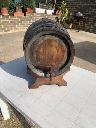 Botte antica in legno con base e rubinetto