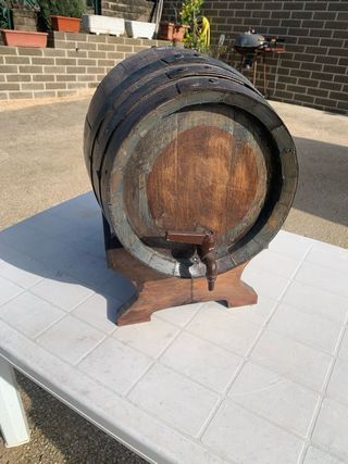 Botte antica in legno con base e rubinetto