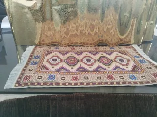 Alfombra hecha a mano para casa de muñecas