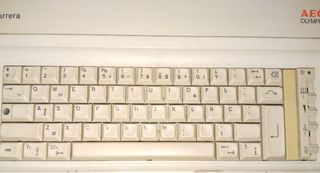 Máquina de escribir eléctrica AEG Olympia Carrera