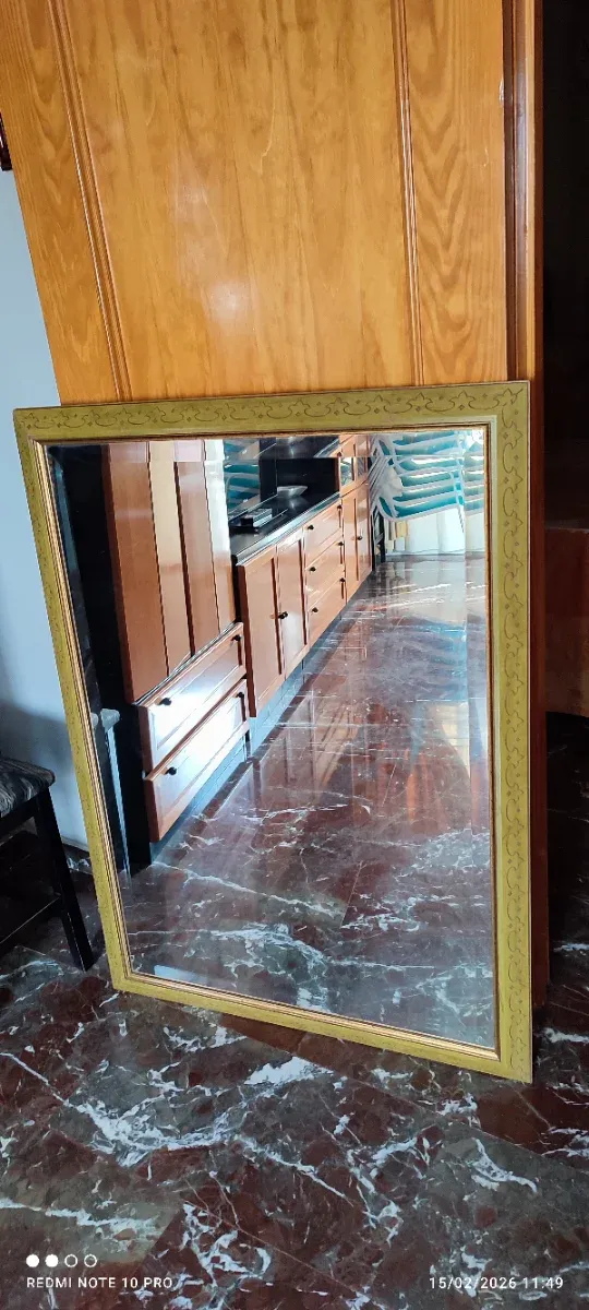 Espejo biselado con marco verde