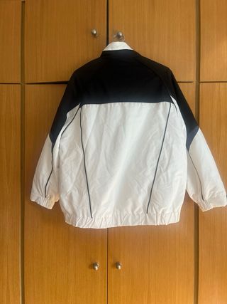 Anorak  con nylon color block. BERSHKA TALLA L.