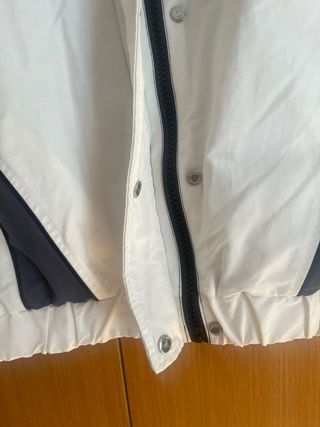 Anorak  con nylon color block. BERSHKA TALLA L.