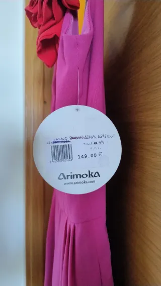 Mono fiesta rosa con flor roja