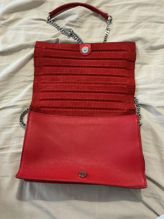 Bolso rojo con adornos plateados