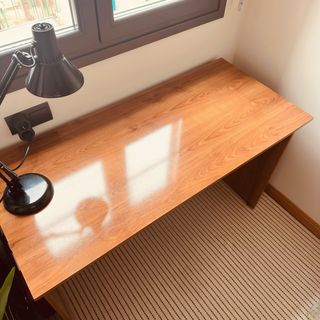 Escritorio de madera marrón