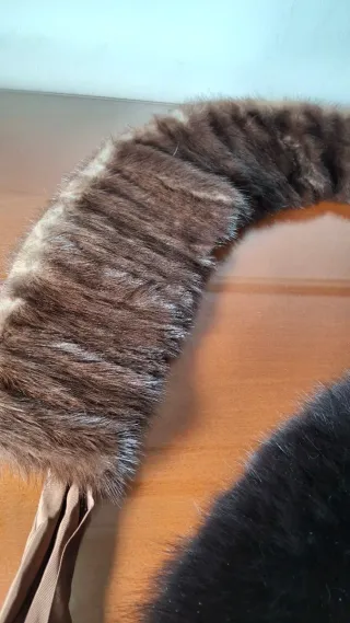 2 cuellos de piel marrones y negros