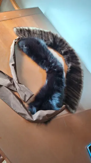 2 cuellos de piel marrones y negros