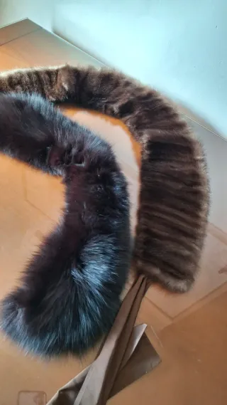 2 cuellos de piel marrones y negros