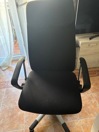 Silla de escritorio negra y gris
