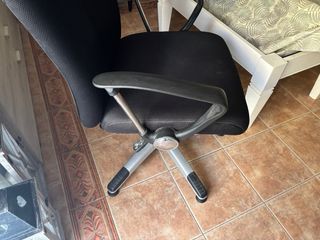 Silla de escritorio negra y gris