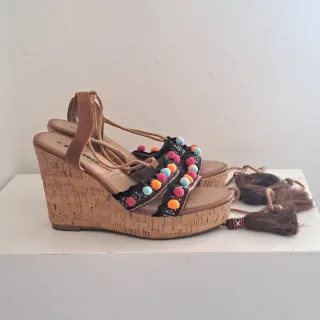 Sandali comodi con lacci e pon pon