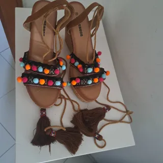 Sandali comodi con lacci e pon pon