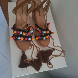 Sandali comodi con lacci e pon pon