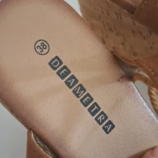 Sandali comodi con lacci e pon pon