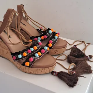 Sandali comodi con lacci e pon pon