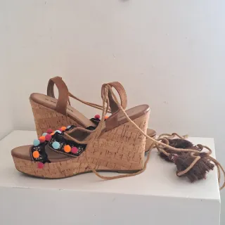 Sandali comodi con lacci e pon pon