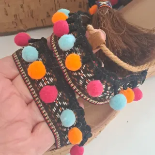 Sandali comodi con lacci e pon pon