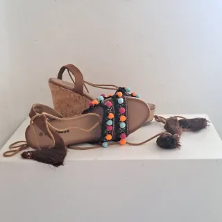 Sandali comodi con lacci e pon pon