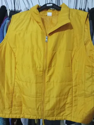 Colete acolchoado amarelo