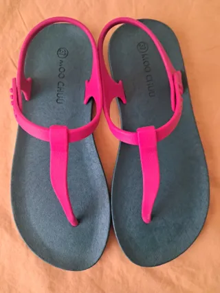 Chanclas verdes y rosas