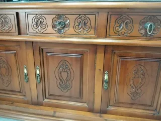 Aparador de madera tallada