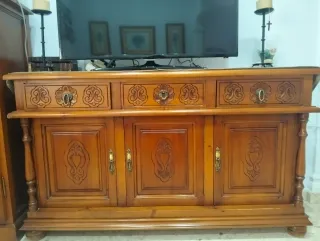 Aparador de madera tallada