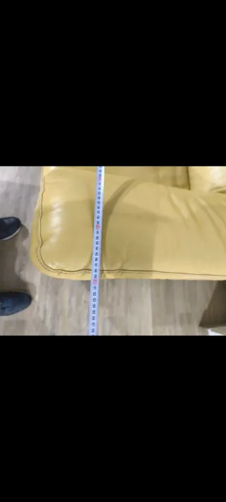 Sillón de piel amarillo