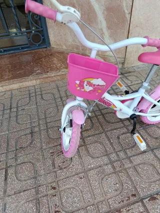Bicicleta infantil rosa con cesta
