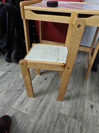 Pupitre y silla de madera infantil