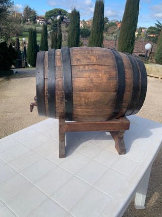 Botte antica in legno con base e rubinetto grande