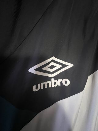 Chaqueta deportiva Umbro negra y verde