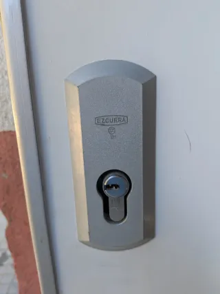 Puerta blindada izquierda, blanco y madera.