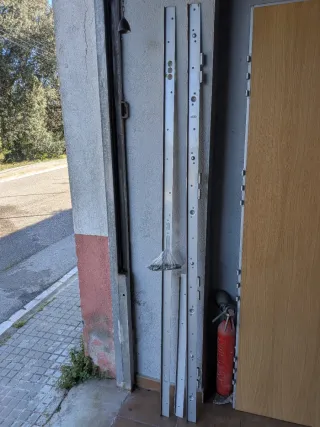 Puerta blindada izquierda, blanco y madera.