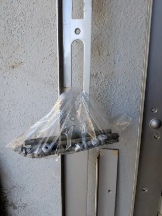 Puerta blindada izquierda, blanco y madera.