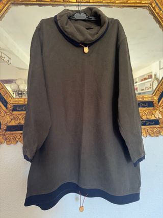 Sudadera verde militar cuello alto