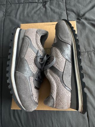 Zapatillas Gioseppo grises y plateadas