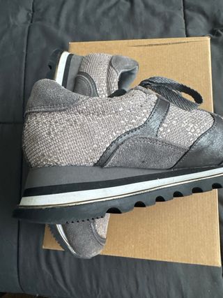 Zapatillas Gioseppo grises y plateadas