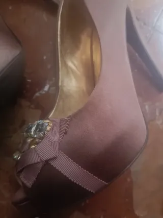 Scarpe con tacco Guess rosa antico con strass.