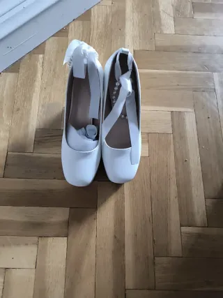 Zapatos de tacón blancos sin usar