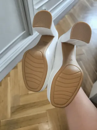 Zapatos de tacón blancos sin usar