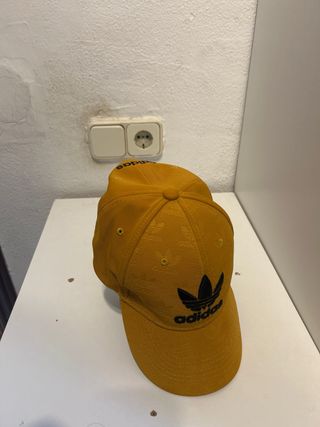 Gorra Adidas amarilla logo negro relieve