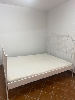 Cama de metal blanca