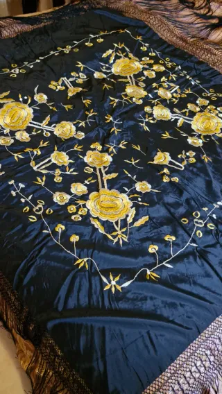 Manton de Manila Negro Bordado en amarillo